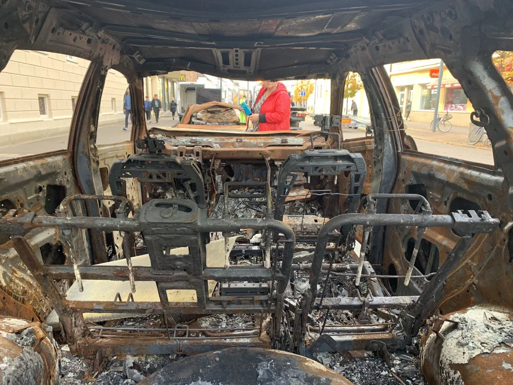 Vraky ukrajinských aut připomínají bombardování města Irpiň.