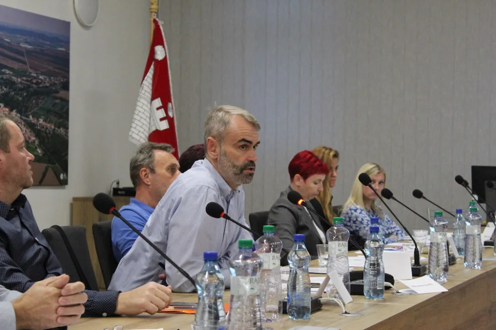 Robert Šlachta promlouvá k zastupitelům.