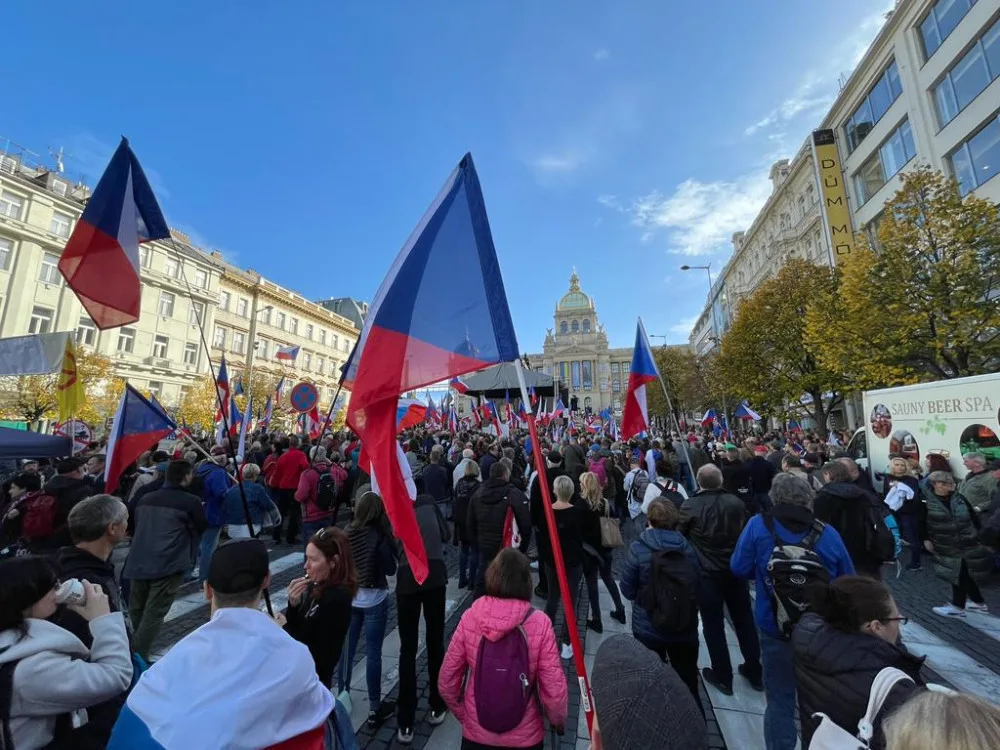Na Václavském náměstí protestovaly tisíce lidí. Chtěly demisi vlády.