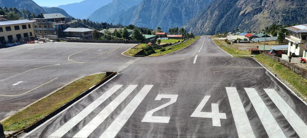 Lukla airport aneb Tenzing-Hillary Airport Lukla.