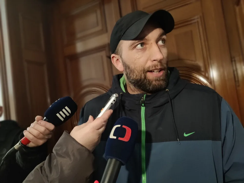 Dezinformátor Čermák dostal u soudu trest 5,5 roku vězení za propagaci terorismu a násilí proti politikům.