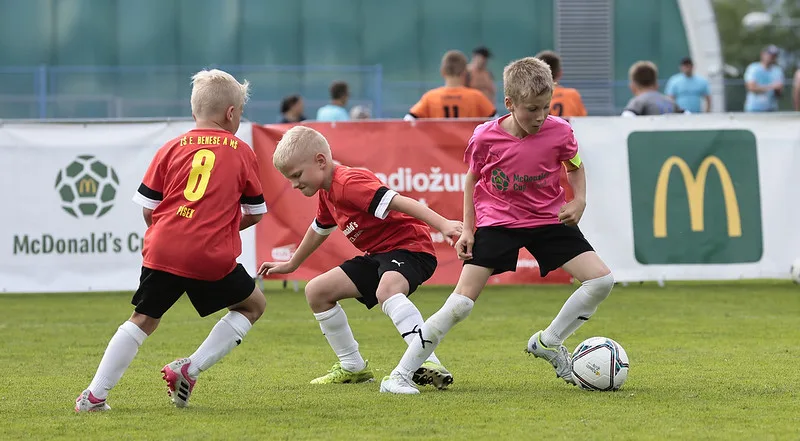 Fotbalový turnaj pro české školy hlásí rekordní zájem a nově zapojuje i malotřídní školy.