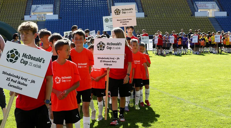 Fotbalový turnaj pro české školy hlásí rekordní zájem a nově zapojuje i malotřídní školy.