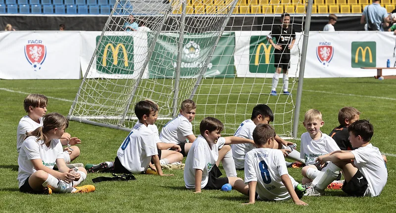 Fotbalový turnaj pro české školy hlásí rekordní zájem a nově zapojuje i malotřídní školy.