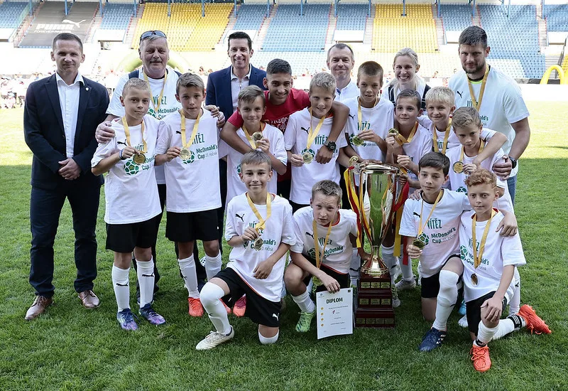 Fotbalový turnaj pro české školy hlásí rekordní zájem a nově zapojuje i malotřídní školy.