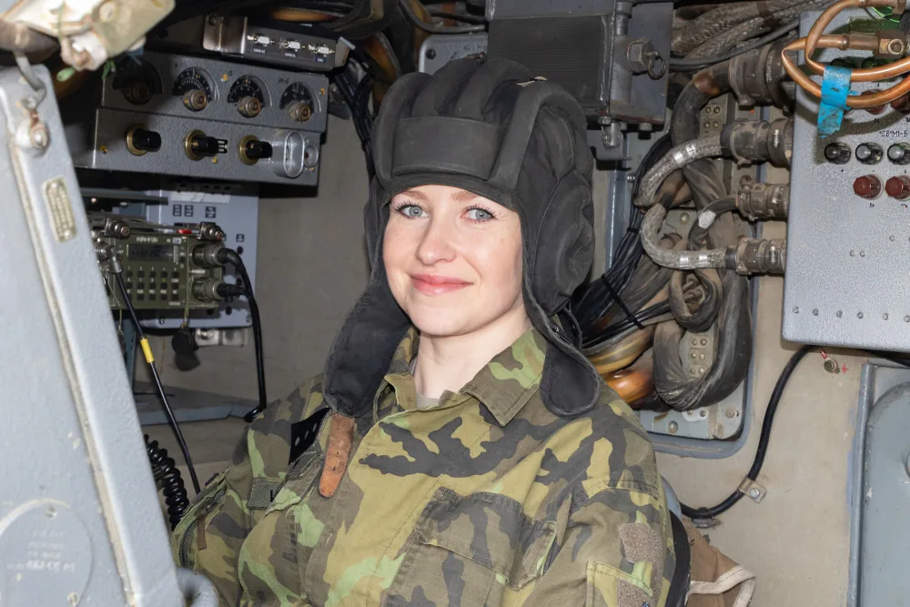 Z charity do armády. Strakonická vojákyně manipuluje s těžkými raketami.