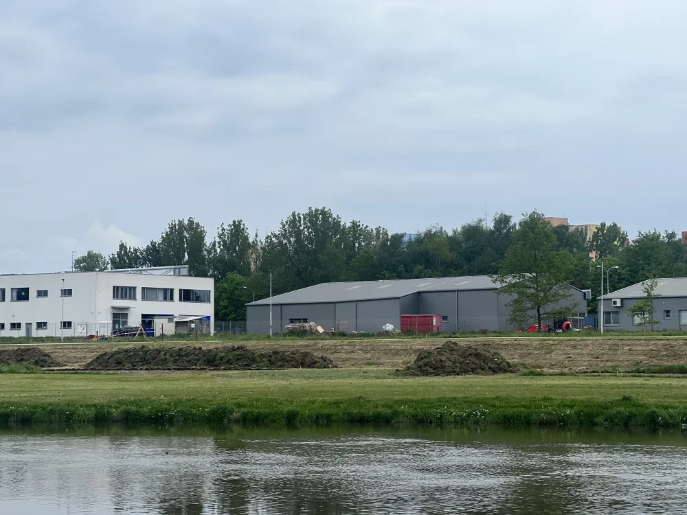 Provoz nového areálu u Vltavy získal jediný uchazeč. Podílet se na něm bude i krajský zastupitel.
