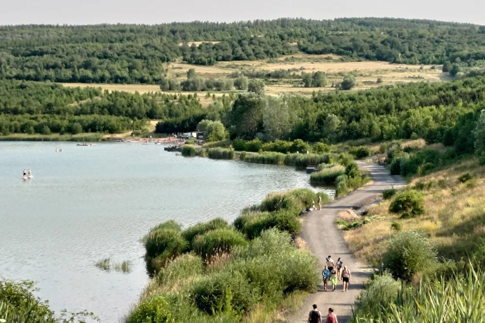 Zatopená těžební jáma Dolu Chabařovice, dnes jezero Milada u Ústí nad Labem.