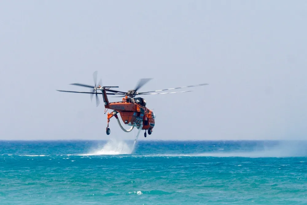 fire-fighting-helicopter-g5561ce8c9_1280