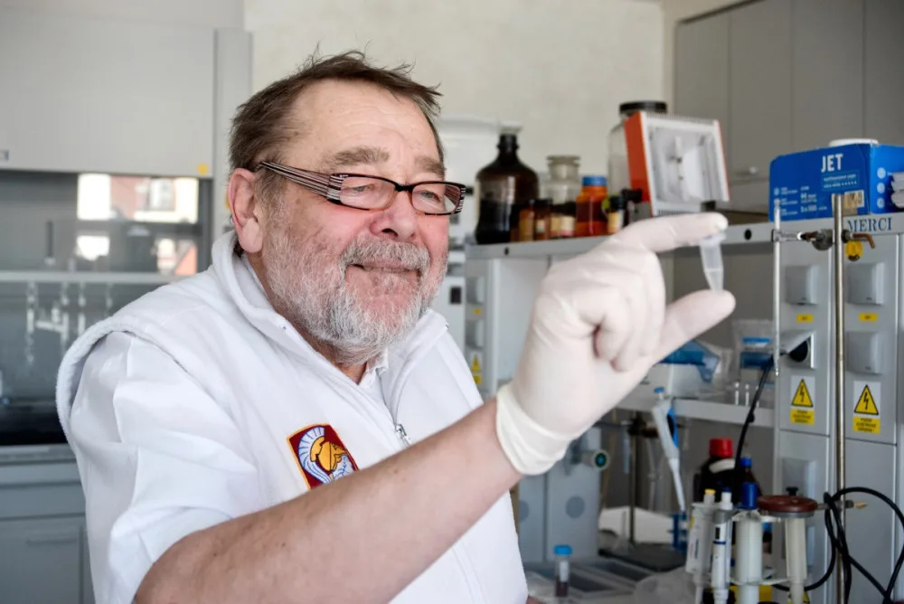 Nové drogy objevujeme každý týden, říká chemik Kriminalistického ústavu v Praze Michal Roman.