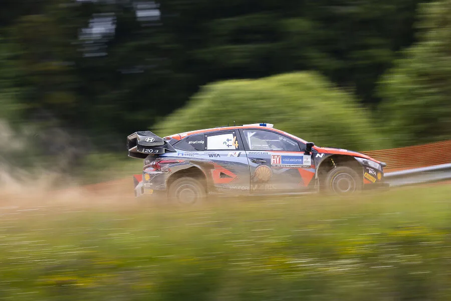 Světová špička v rally míří do Čech. Na hladkém průběhu soutěže se budou podílet tisíce pořadatelů.