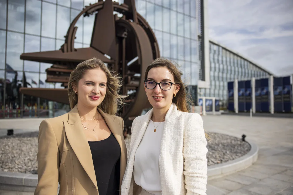 Veronika Bartáková (vlevo) a Lenka Vybíralová pracují v centrále NATO v Bruselu. Autor: Milan Jaroš