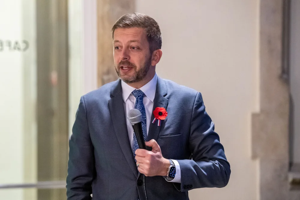 Pošta se musí změnit a poskytovat takové služby, které lidi využijí. Sám je nevyužívám, říká ministr vnitra Vít Rakušan