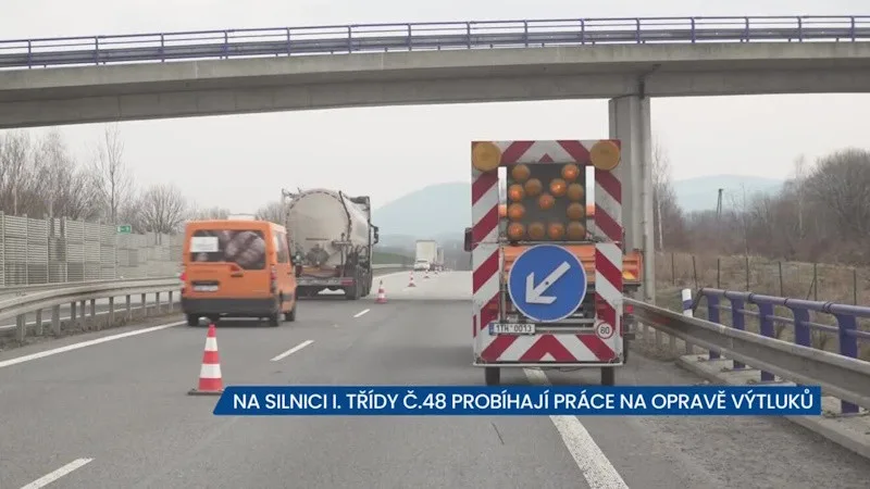 Na silnici mezi Českým Těšínem a Frýdkem-Místkem probíhají práce na opravě výtluků