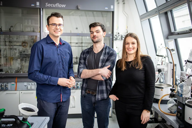 Tým chemiků z Akademie věd odhalil tajemství azulenu