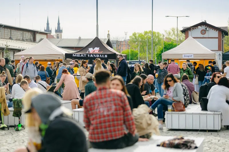 Milovníci gastro zážitků těšte se! PASTRAMI POP-UP vol. II si po roce opět našel cestu do Holešovické tržnice a nabídne originální kombinace chutí s voňavým masem pastrami