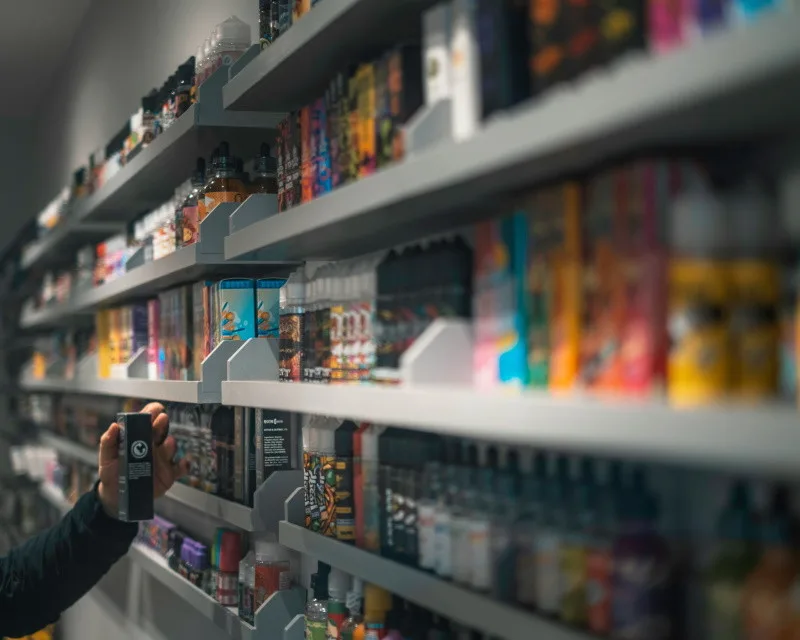 Spotřební daň na e-cigarety startuje, neokolkované náplně lze už sehnat pouze v doprodeji