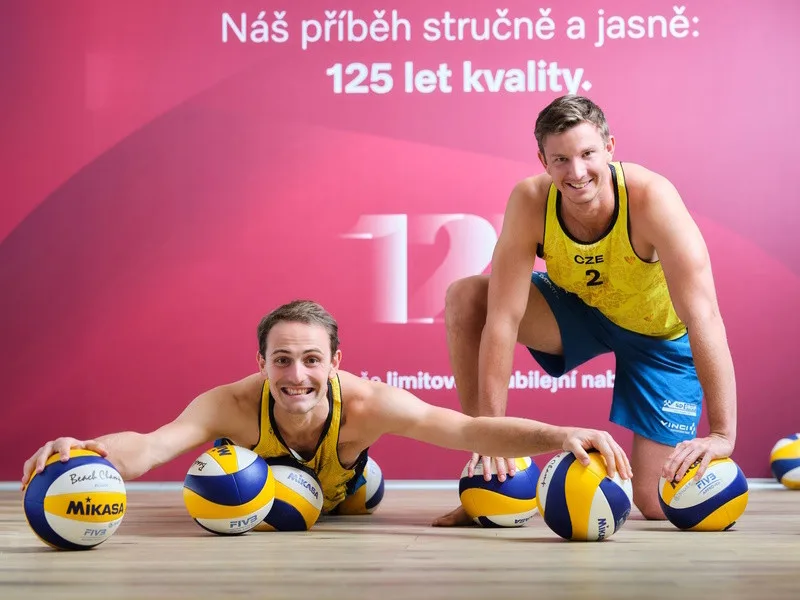 Miele spolupracuje s beachvolejbalisty Ondřejem Perušičem a Davidem Schweinerem na olympiádě v Paříži