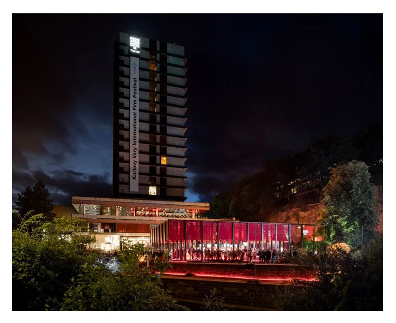 HSF System bude součástí 58. ročníku MFF Karlovy Vary. Již po třetí přiveze na festival "udržitelnou“ modulární scénu