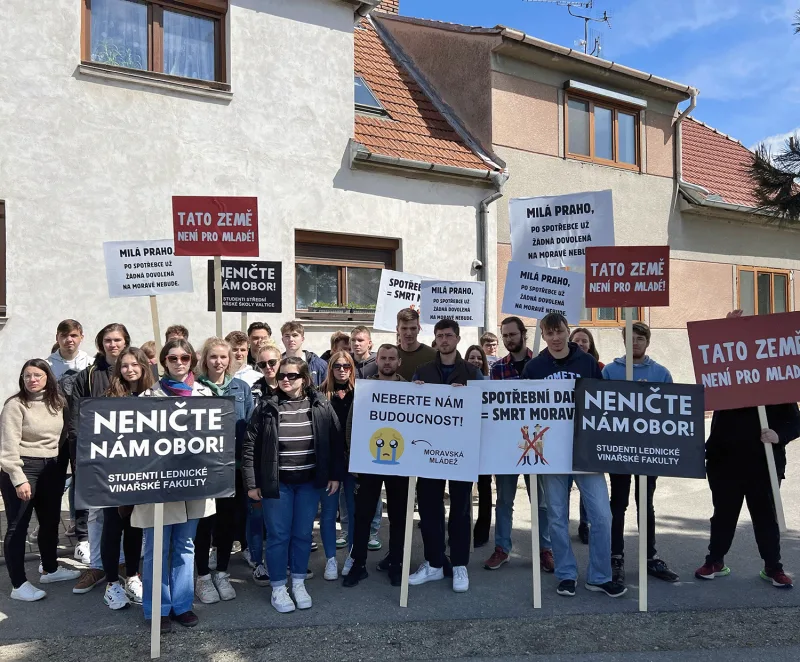 Protest studentů vinařství proti spotřební dani na víno v Mikulově