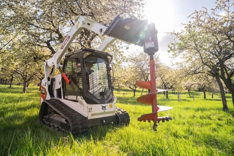 Doosan Bobcat pomáhá obnově Svatohorských sadů v Příbrami