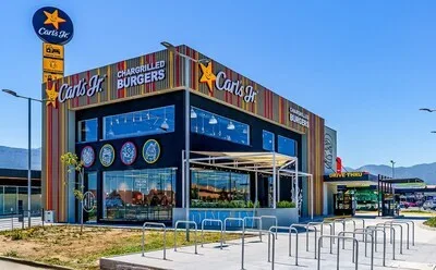 Carl's Jr. expanduje do Spojeného království a Irské republiky na základě nové rámcové licenční smlouvy s Boparan Restaurant Group