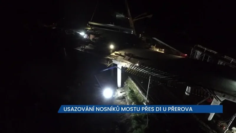 Stavba dálnice u Přerova pokročila, ŘSD nechalo instalovat nosníky mostu přes železnici, místo je průjezdné