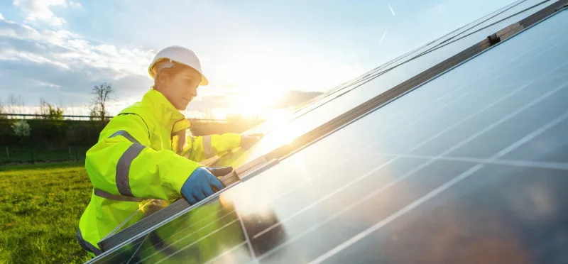 EIT InnoEnergy zahájila činnost Evropské solární akademie, která v příštích dvou letech umožní získat kvalifikaci pro 65 000 pracovníků.