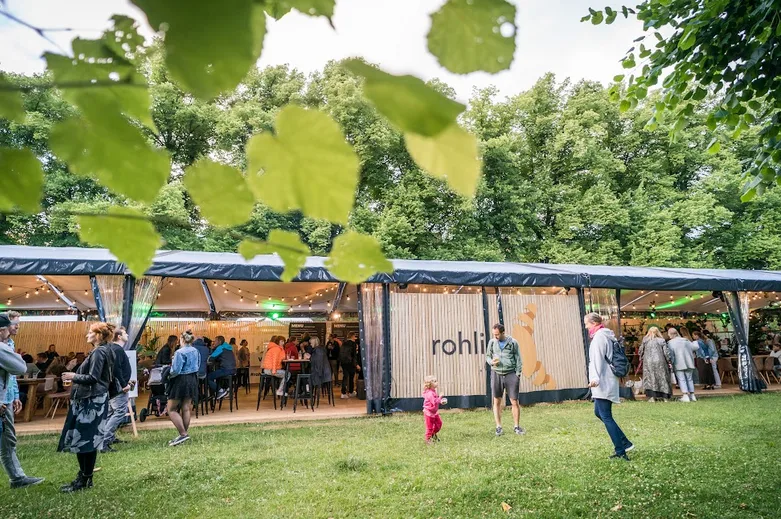 Rohlík znovu na KVIFF. Letos rozšíří Rohlíček zónu i menu z farmářských surovin