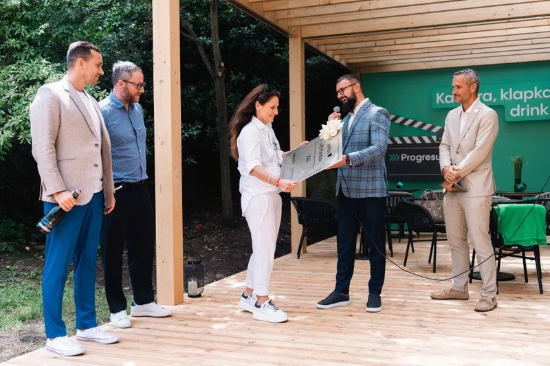 Skupina Progresus na filmovém festivalu ve Varech představila nový kavárenský modul, dřevostavba bude městu sloužit dlouhodobě