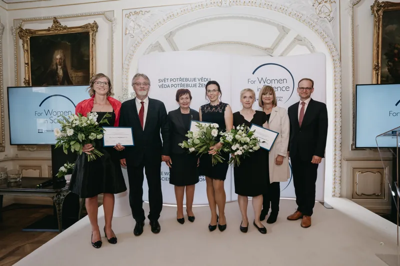 Česko trápí nedostatek vědkyň. L’Oréal-UNESCO Pro ženy ve vědě finančně podpořil tři expertky a ocenil jejich nelehkou práci