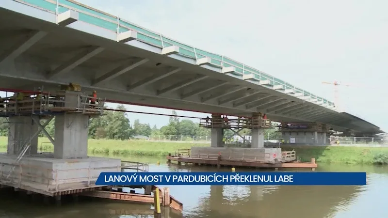 Lanový most v Pardubicích překlenul Labe, práce na obchvatu pokračují