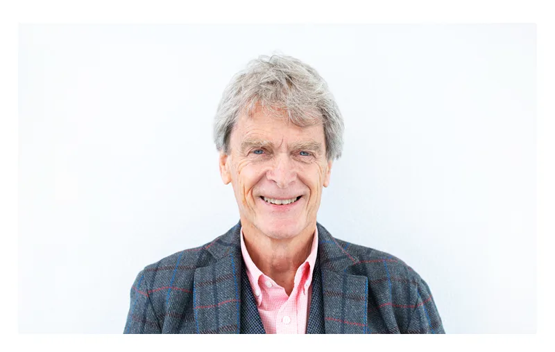 Za reklamu dostal jako jediný vyznamenání od královny. Letos sir John Hegarty poprvé vystoupí v Praze