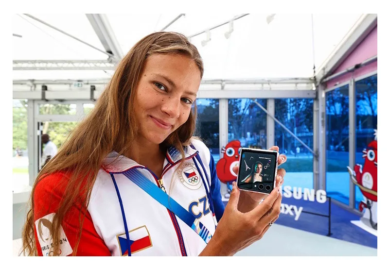 Paříž 2024: Medailisté se poprvé v historii dělí o své vítězné úsměvy s fanoušky v rámci tzv. Victory Selfie, pořízené pomocí Galaxy Z Flip6 Olympic Edition