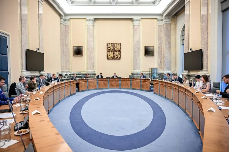 Zálohy na PET lahve? Hladíkova novela tvrdě narazila. O dopadech na lidi a obce je třeba mluvit pravdu, zní z Legislativní rady vlády