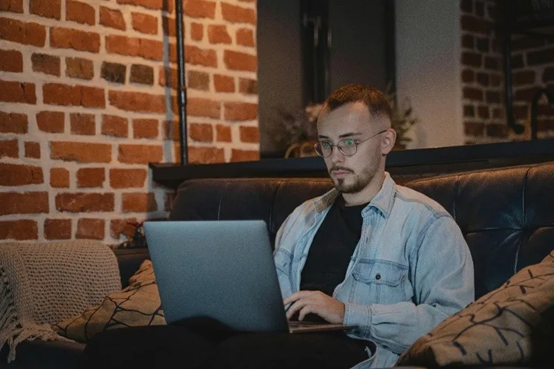 Terapeutické programy založené na kognitivně-behaviorální terapii mají vědecky potvrzenou účinnost při léčbě mírných až středně těžkých příznaků nejen deprese a úzkosti