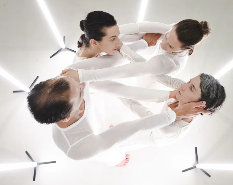 Taneční platforma ME-SA ve spolupráci s kreativním studiem Brainz a uměleckou produkcí Motionhouse uvádí světovou premiéru mezinárodní inovativní taneční performativní instalace 6 Degrees