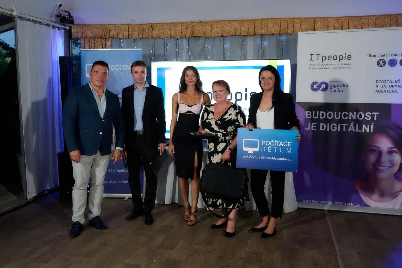 Hosté benefice převzali PC techniku do potřebných rodin
