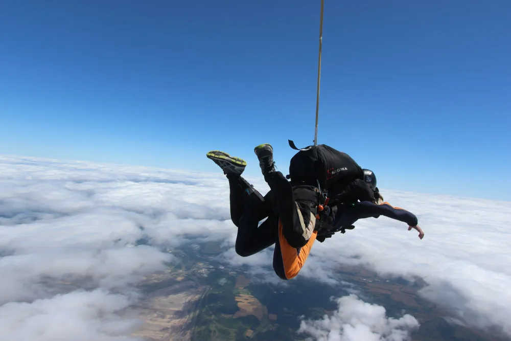 Tandemový seskok: Adrenalin, který vám změní pohled na svět