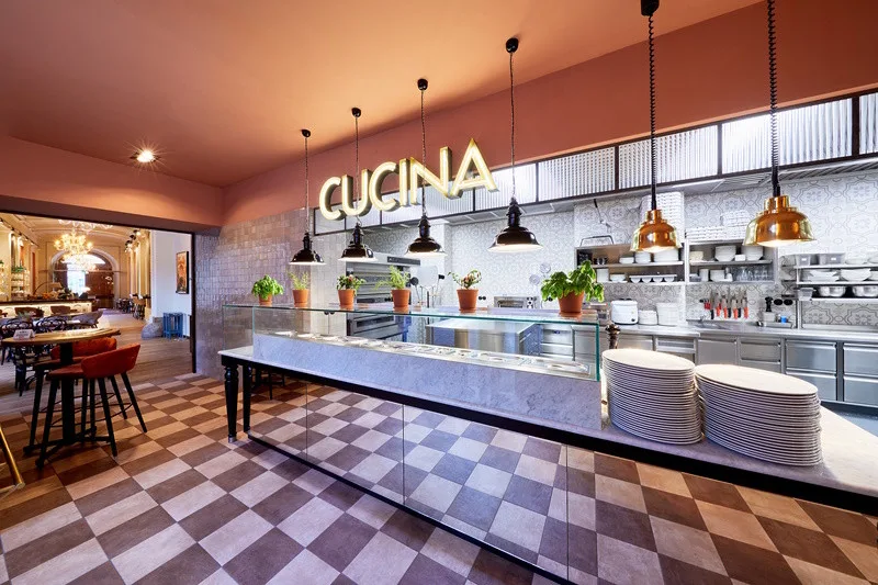 Palác Kinských žije typickou italskou atmosférou. Řetězec restaurací L´Osteria otevřel čtvrtou pobočku v ČR