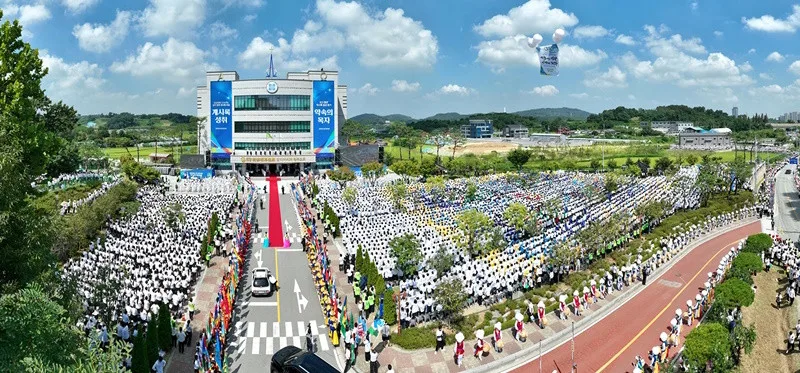 Impozantní pohled: přes skromné začátky se 80.000 lidí a 100 pastorů sešlo na bohoslužbě Shincheonji