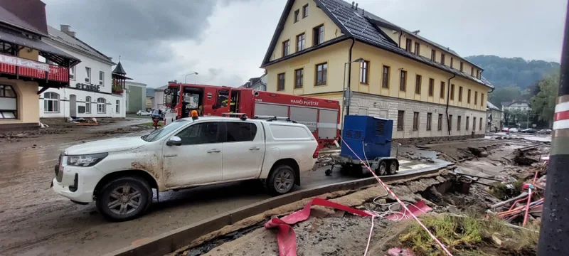 Společnost O2 po povodních obnovila provoz na většině vysílačů, které vyřadily výpadky elektřiny. Kde elektřina není, tam jsou nasazeny naftové agregáty. Práce pokračují.
