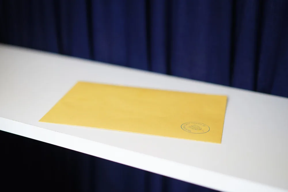 VOLBY 2024: Lidé začali vybírat krajské zastupitele a senátory. Volební místnosti se otevřely