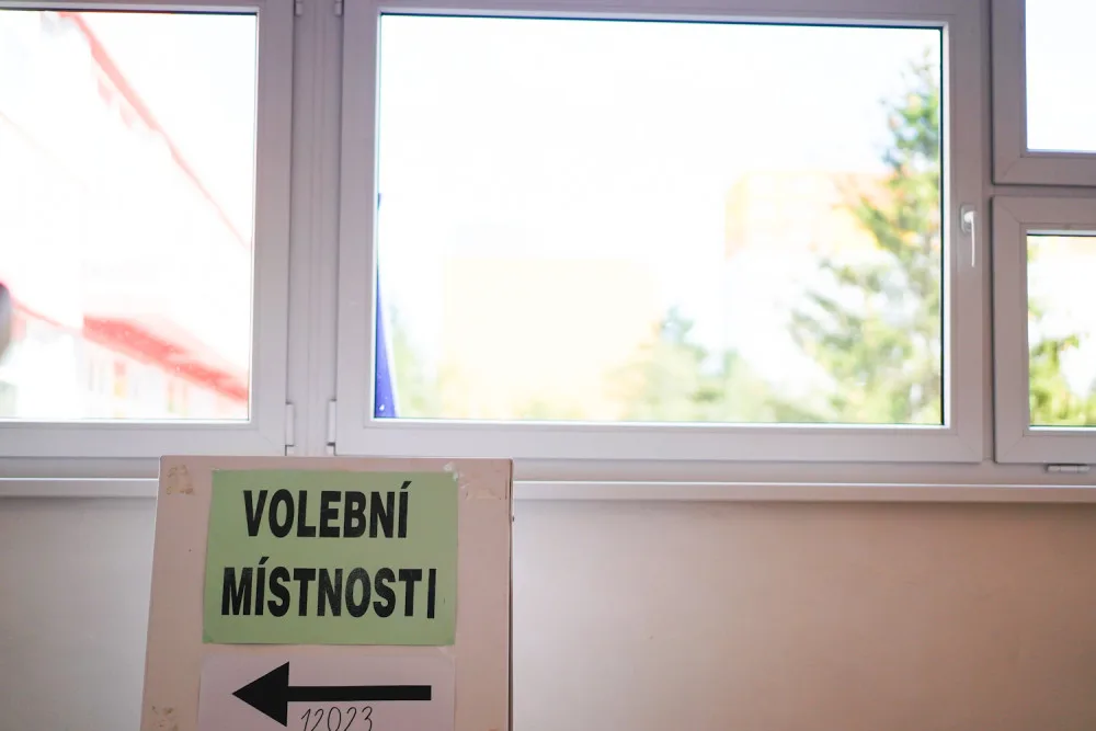 VOLBY 2024: Lidé začali vybírat krajské zastupitele a senátory. Volební místnosti se otevřely