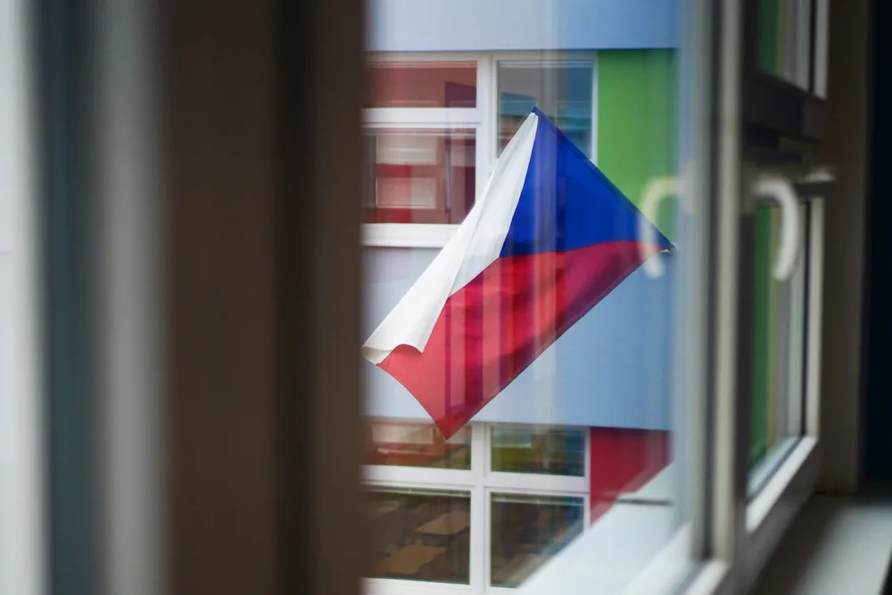 VOLBY 2024: Lidé začali vybírat krajské zastupitele a senátory. Volební místnosti se otevřely