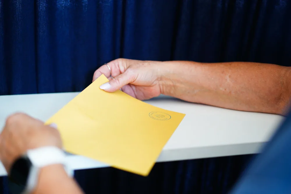 VOLBY 2024: Lidé začali vybírat krajské zastupitele a senátory. Volební místnosti se otevřely