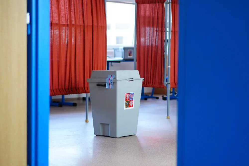 VOLBY 2024: Lidé začali vybírat krajské zastupitele a senátory. Volební místnosti se otevřely