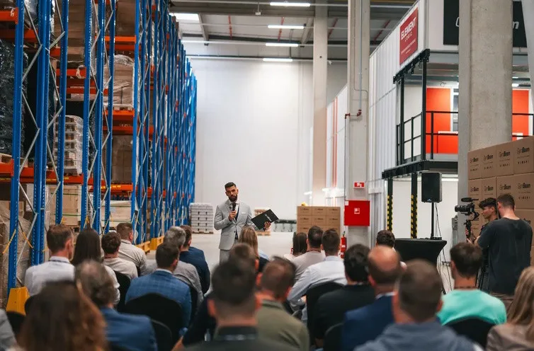 GymBeam spustil unikátní automatizovaný sklad: Roboti odbaví až 1000 objednávek za hodinu, lidé ale o práci nepřijdou, ba naopak!