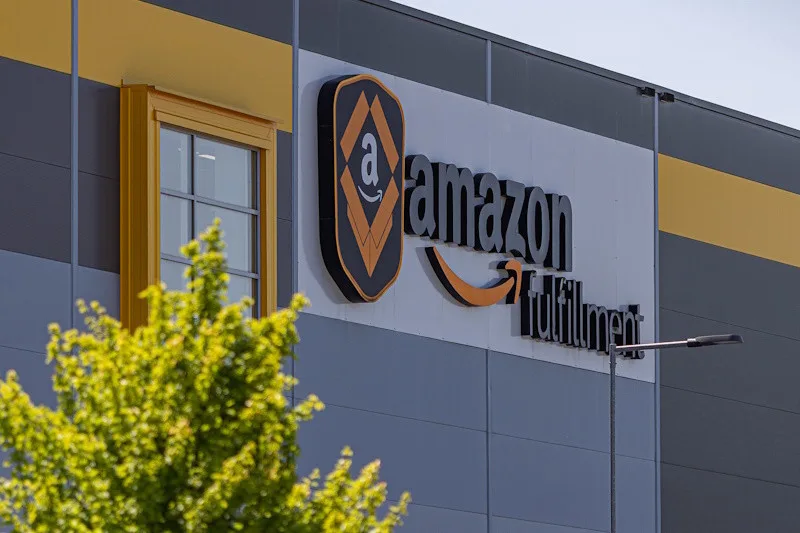 Amazon zvyšuje minimální nástupní mzdu pro provozní zaměstnance a zahajuje sezónní nábor v České republice