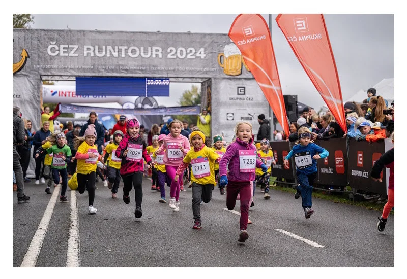 Běžecké úsměvy hřály víc než počasí. Královský závod ČEZ RunTour si užily tři tisícovky běžců